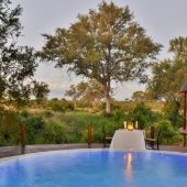 Hoyo Hoyo Safari Lodge - Pool Evening